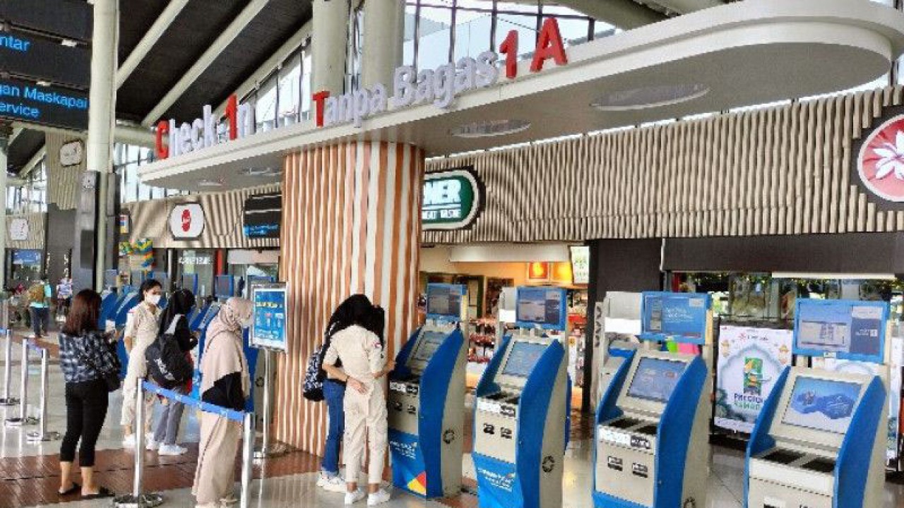 Pemudik melakukan check-in keberangkatan di mesin self check-in tanpa bagasi di Bandara Soekarno-Hatta, Tangerang, Banten, Kamis (20/4/2023). ANTARA/Aji Cakti