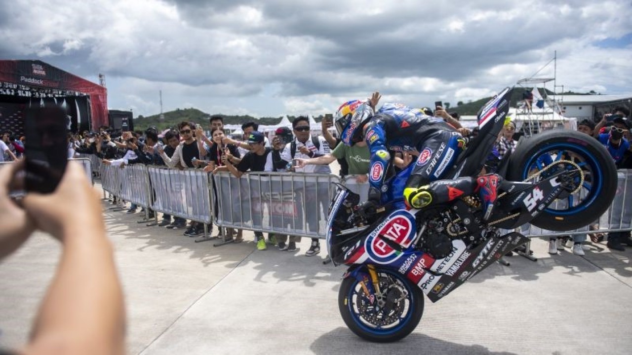 Pebalap Pata Yamaha Prometeon WorldSBK Toprak Razgatlioglu melakukan "stoopie" seusai sesi balapan WSBK Superpole di Pertamina Mandalika International Street Circuit di KEK Mandalika, Desa Kuta, Kecamatan Pujut, Praya, Lombok Tengah, NTB, Sabtu (4/3/2023). Toprak Razgatlioglu berhasil meraih pole position dalam Tissot Superpole dengan catatan waktu terbaik 1 menit 32.037 detik disusul posisi kedua ditempati Andrea Locatelli dengan catatan waktu tercepat 1 menit 32.106 detik dan Alvaro Bautista di posisi ketiga dengan waktu 1 menit 32.202 detik. ANTARA FOTO/M Agung Rajasa/foc.