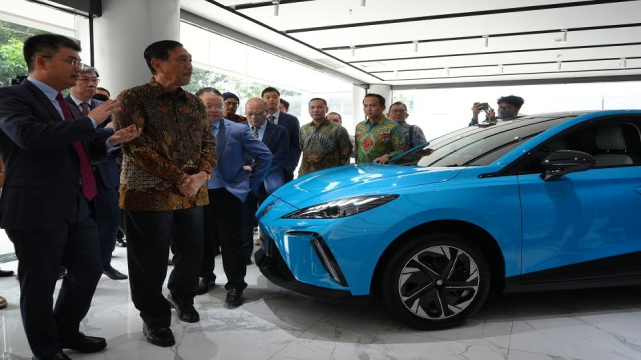 Menteri Koordinator Bidang Kemaritiman dan Investasi Republik Indonesia, Luhut Binsar Pandjaitan bersama dengan jajarannya pada saat melihat mobil listrik dari MG. (ANTARA/HO/MG Indonesia)