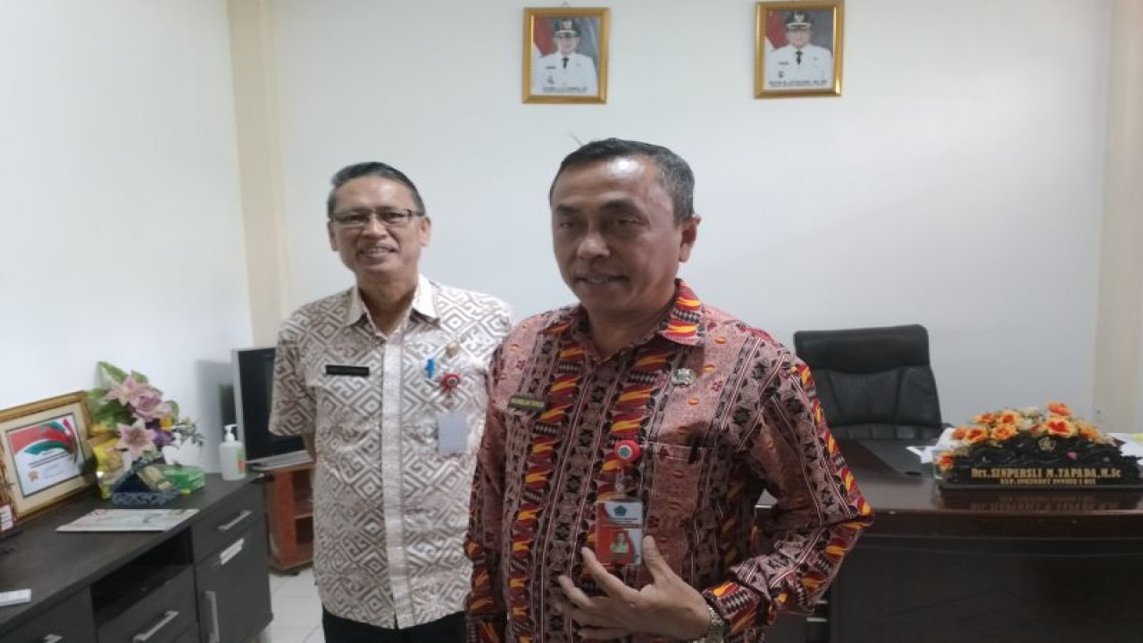 Kepala Dinas Perdagangan Minahasa Utara Maxmilian Tapada dan Kepala Dinas Komunikasi, Informasi dan Persandian Minahasa Utara Robby Parengkuan. ANTARA/Jorie Darondo (1)
