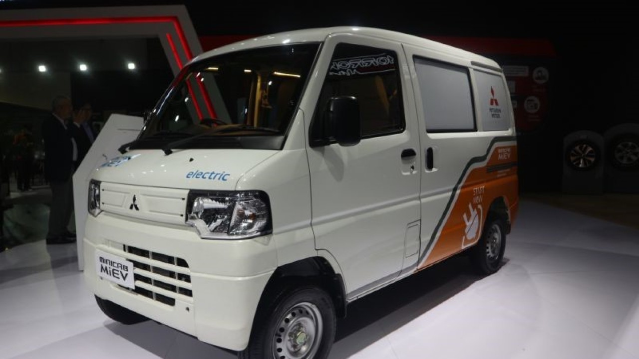 Mini van berbasis listrik Minicab MiEV yang dipamerkan pada pembukaan Indonesia International Motor Show (IIMS) 2023, di JIExpo Kemayoran, Jakarta, Kamis (16/2/2023). (ANTARA/Pamela Sakina)