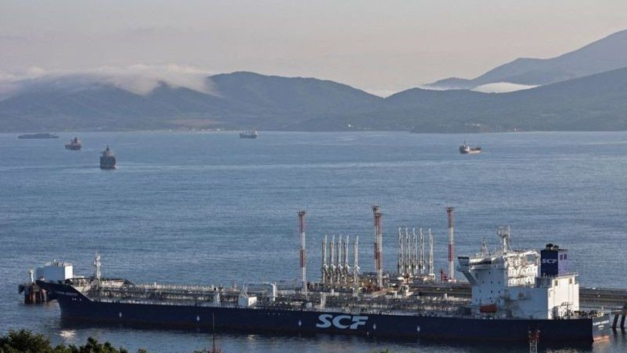 Kapal tanker Vladimir Arsenyev di terminal minyak mentah Kozmino di pantai Teluk Nakhodka, dekat kota pelabuhan Nakhodka, Rusia, Jumat (12/8/2022). ANTARA/REUTERS/Tatiana Meel/am.