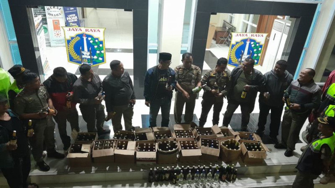 Jajaran Kecamatan Taman Sari menyita ratusan botol miras saat bulan suci Ramadhan, Senin (27/3/2023). (ANTARA/HO-Pemerintah Kota Jakarta Barat)