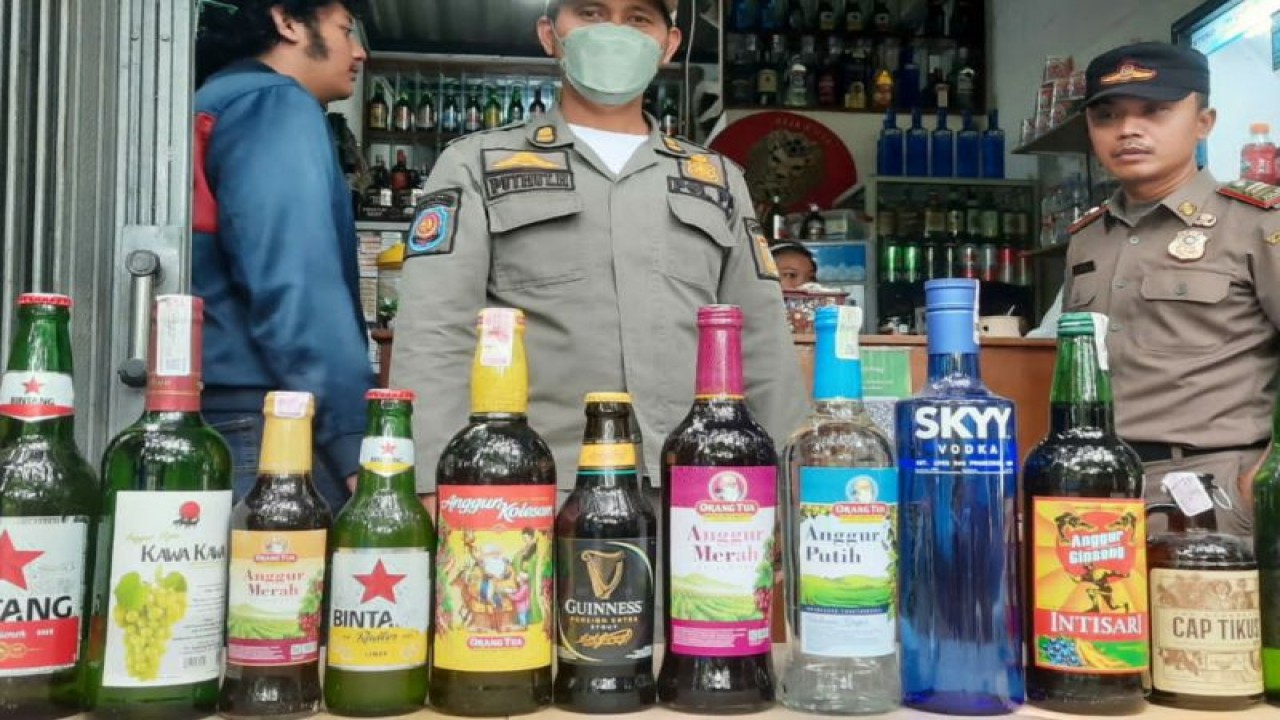 Satpol PP Jakarta Selatan mengamankan ribuan butir obat ilegal dan ratusan minuman keras di kawasan Kebayoran Lama, Jakarta, Rabu (5/4/2023). ANTARA/HO-Satpol PP