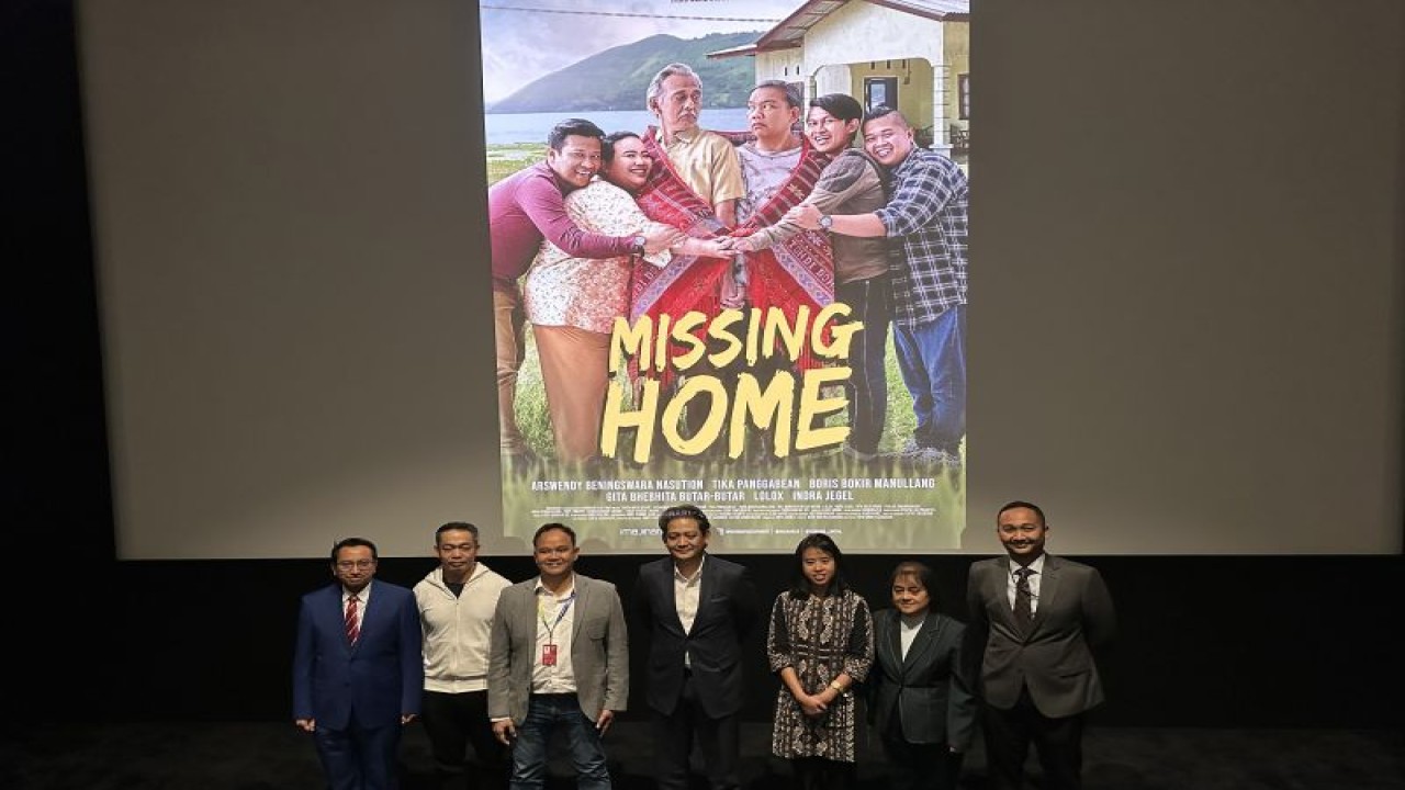 Wakil Duta Besar RI untuk China Dino R Kusnadi (empat kanan) foto bersama dengan staf Kedutaan Besar RI di Beijing dan awak media setempat setelah menyaksikan film berjudul "Ngeri-Ngeri Sedap" (Missing Home) di ajang Festival Film Internasional Beijing (BJIFF), Rabu (26/4/2023). Film tersebut menjadi satu-satunya film dari negara anggota ASEAN yang dipilih untuk ditayangkan di festival film tahunan terbesar di China itu. ANTARA/M. Irfan Ilmie