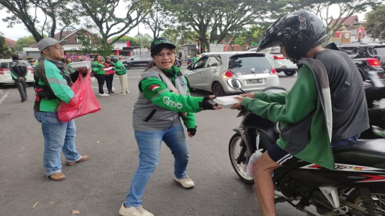 Mitra Grab Indonesia di Malang bagikan takjil gratis di beberapa lokasi di Kota Malang, Jawa Timur (ANTARA/HO/Grab Indonesia/End)