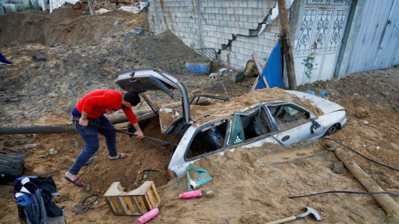 Seorang warga Palestina memeriksa mobil yang rusak setelah serangan udara Israel di Kota Gaza (7/4/2023). Pasukan penjaga perdamaian Perserikatan Bangsa-Bangsa (PBB) di Lebanon memperingatkan konflik bakal meluas setelah Israel melakukan serangan udara di Lebanon dan Jalur Gaza. ANTARA FOTO/REUTERS/Mohammed Salem/tom.