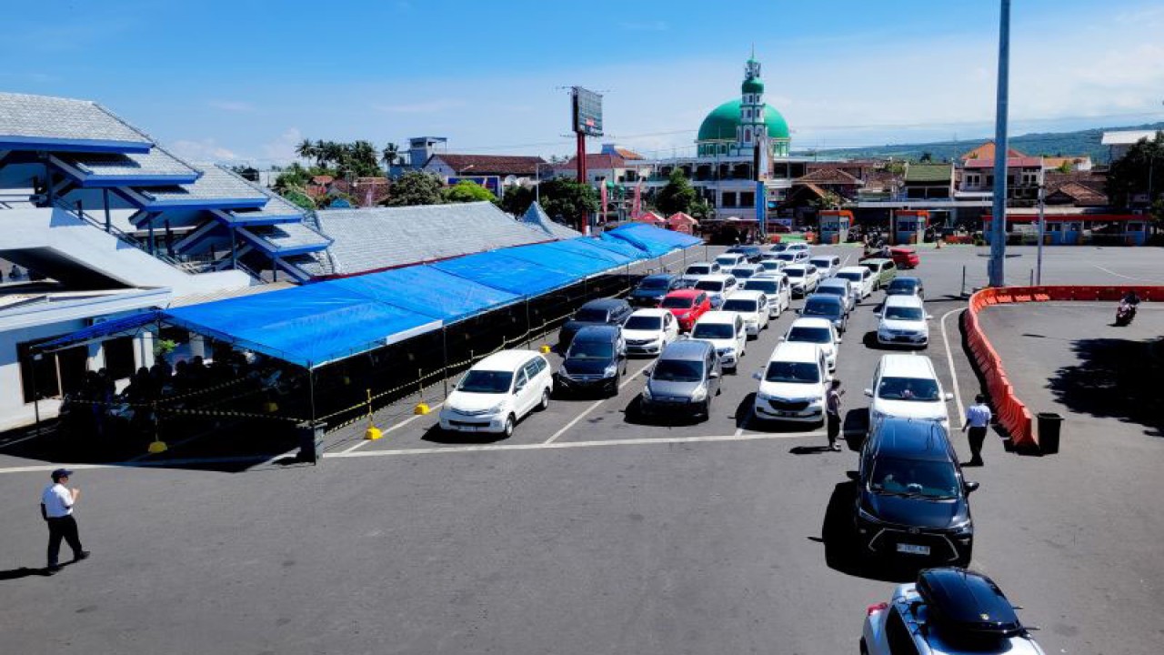 Mobil pribadi dan sepeda motor antre di area parkir Pelabuhan Ketapang, Banyuwangi, Jatim. Kamis (27/4/2023) ANTARA/Novi Husdinariyanto