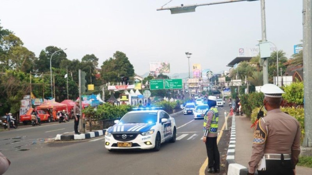 Mobil polisi melintas di Simpang Gadog saat sistem one way diberlakukan pada Kamis 27 April 2023. ANTARA/HO-Polres Bogor