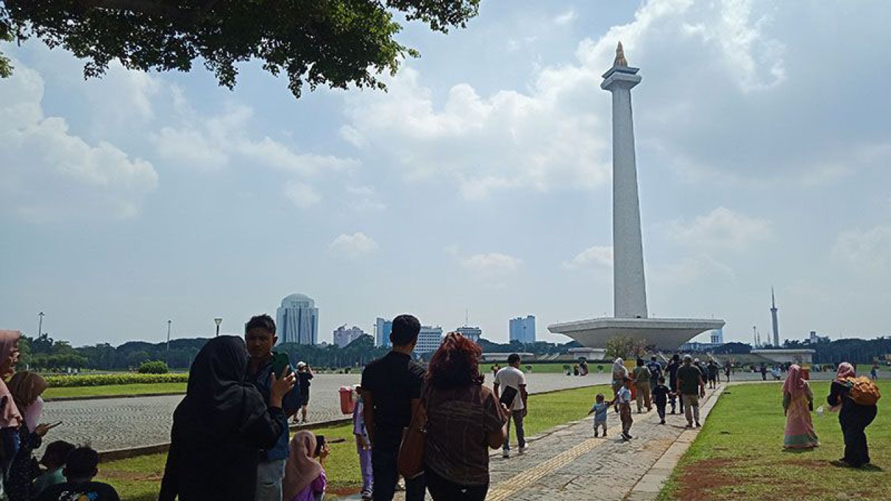 Pengunjung sedang berjalan-jalan di kawasan Monas, Jakarta Pusat, Kamis (23/4/2023). ANTARA/Risky Syukur/aa.