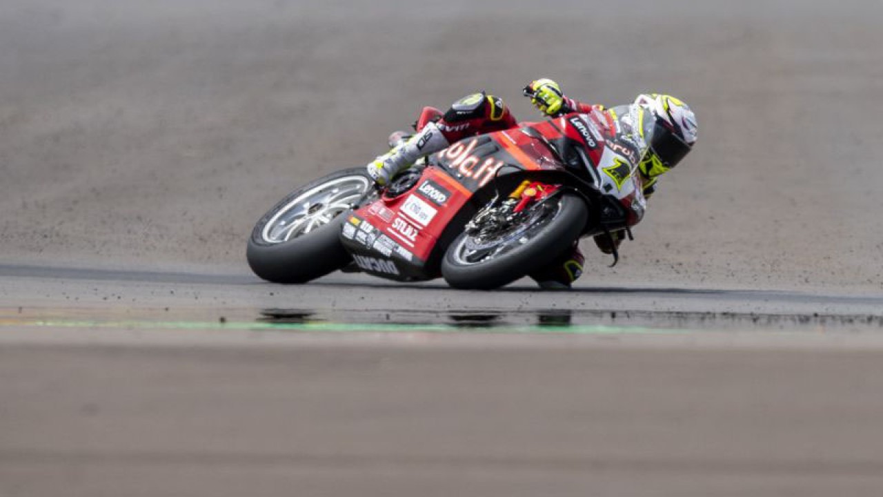 Arsip - Pebalap Aruba.it Racing-Ducati Alvaro Bautista memacu kecepatan saat Race 2 WSBK 2023 di Pertamina Mandalika International Street Circuit di KEK Mandalika, Praya, Lombok Tengah, NTB, Minggu (5/3/2023). ANTARA FOTO/M Agung Rajasa/nym