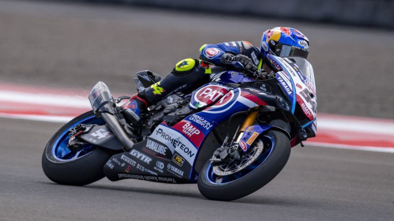 Arsip -Pembalap dari tim Pata Yamaha Prometeon WorldSBK Toprak Razgatlioglu memacu motornya pada sesi latihan bebas kedua di Pertamina Mandalika International Street Circuit di KEK Mandalika, Desa Kuta, Kecamatan Pujut, Praya, Lombok Tengah, NTB, Jumat (3/3/2023)..ANTARA FOTO/Ahmad Subaidi/rwa.