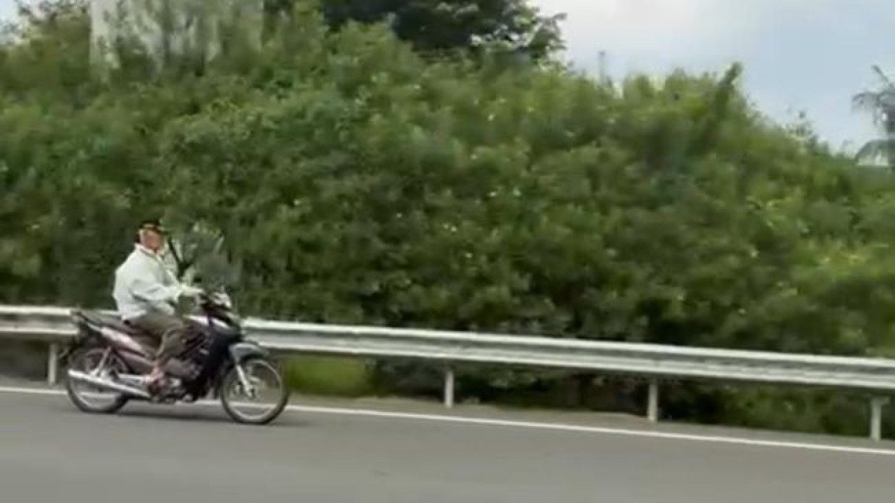 Pemotor masuk tol. (Detikcom)