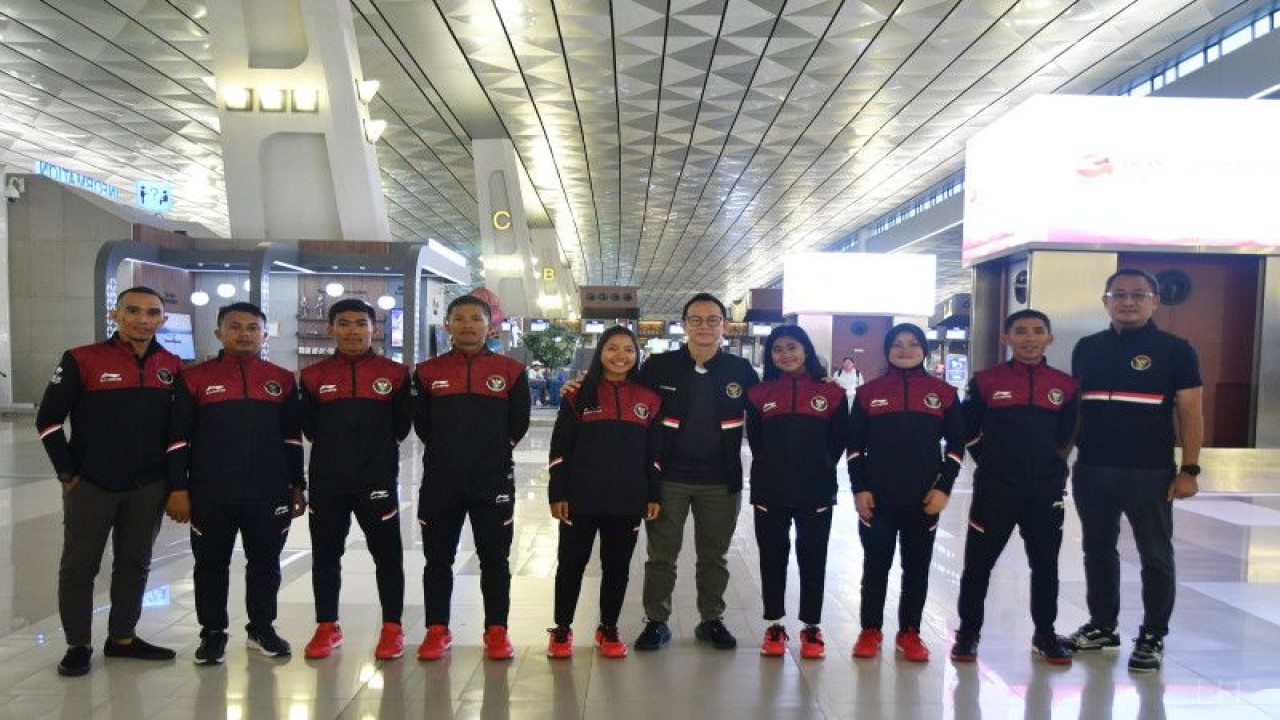 Tim balap sepeda MTB bertolak ke Kamboja melalui Bandara Soekarno-Hatta, Tangerang, Banten, Sabtu (29/4/2023). (ANTARA/HO-PB ISSI)