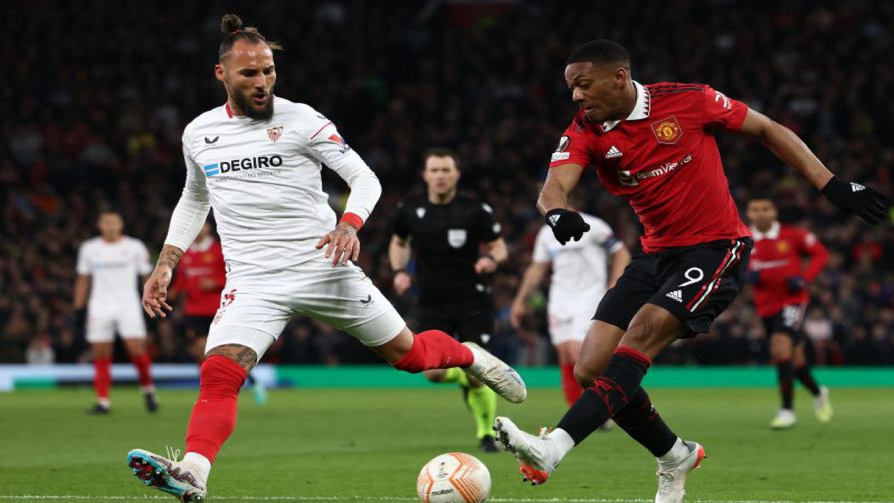 Penyerang Manchester United (MU) Anthony Martial (kanan) melepaskan umpan silang di pertandingan leg pertama perempat final Liga Europa lawan Sevilla, di Old Trafford pada 14 April 2023. ANTARA/AFP/DARREN STAPLES