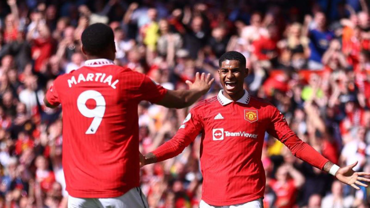 Pemain Manchester United Anthony Martial merayakan gol kedua bersama rekannya Marcus Rashford pada laga Liga Inggris melawan Everton di Old Trafford, Manchester, Inggris (8/4/2023). MU menang dengan skor 2-0 melalui gol Scott McTominay dan Anthony Martial​​​​​​​. ANTARA FOTO/REUTERS/Carl Recine/aww.