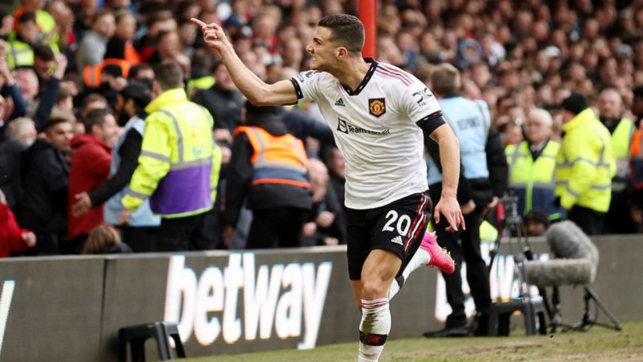 Arsip foto - Selebrasi Diogo Dalot setelah mencetak gol kedua Manchester United dalam pertandingan Liga Premier Inggris lawan Nottingham Forest di The City Ground, Nottingham, Inggris (16/4/2023). ANTARA/REUTERS/Chris Radburn/aa