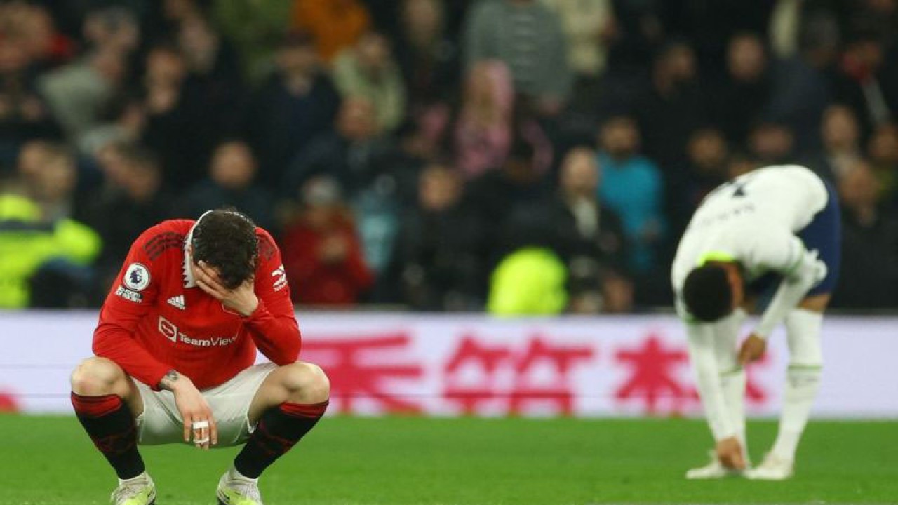 Pesepak bola Manchester United Victor Lindelof menundukkan kepalanya usai pertandingan melawan Manchester United dalam lanjutan Liga Inggris di Stadion Tottenham Hotspur, London, Inggris (27/4/2023). Pertandingan berakhir dengan skor imbang 2-2. ANTARA FOTO/Action Images via Reuters/Paul Childs/tom.