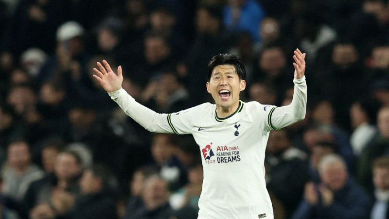 Pesepak bola Tottenham Hotspur Son Heung-min melakukan selebrasi usai mencetak gol ke gawang Manchester United dalam lanjutan Liga Inggris di Stadion Tottenham Hotspur, London, Inggris (27/4/2023). Pertandingan berakhir dengan skor imbang 2-2. ANTARA FOTO/REUTERS/David Klein /tom.