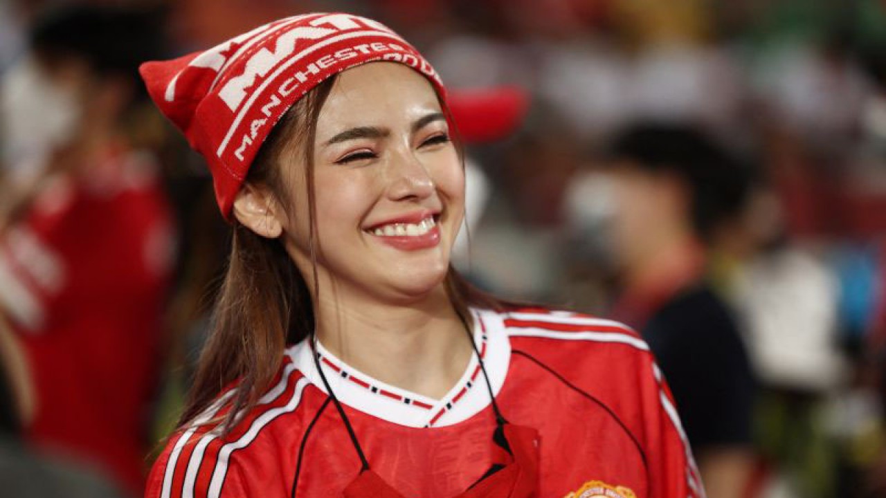 Seorang penggemar klub sepakbola Manchester United, di laga pramusim antara Manchester United dan Liverpool, di Stadion Nasional Rajamangala, di Bangkok, Thailand, pada Selasa (12/7/2022). (ANTARA FOTO/REUTERS/Chalinee Thirasupa/foc/KZU).