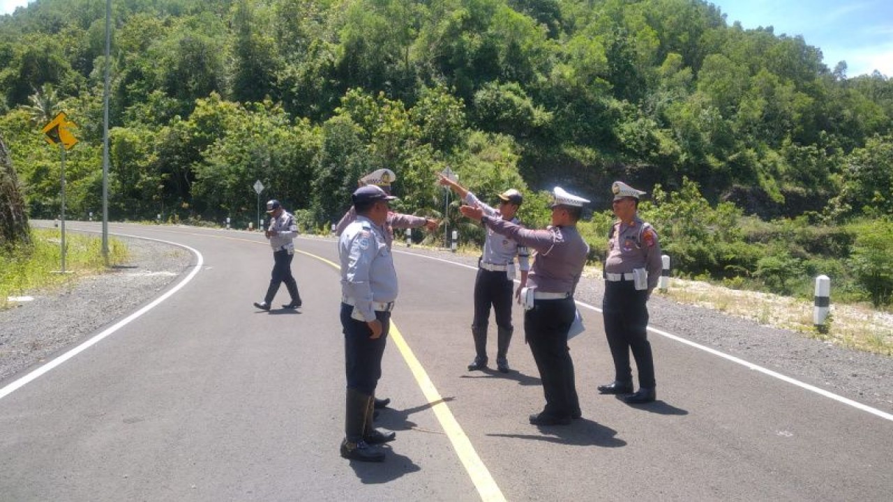 Petugas melakukan mensurvei jalur mudik dan jalur wisata. (ANTARA/HO-Dokumen Dinas Perhubungan Gunungkidul)