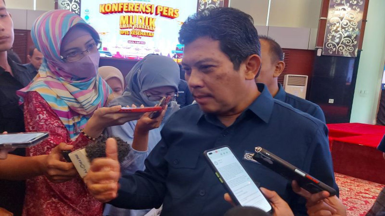 Direktur Utama BPJS Kesehatan Ghufron Mukti saat menyampaikan keterangan kepada wartawan usai Konferensi Pers Pelayanan JKN Saat Libur Lebaran 2023 di Gedung Pusat BPJS Kesehatan Jakarta, Kamis (6/4/2023). (ANTARA/Andi Firdaus).