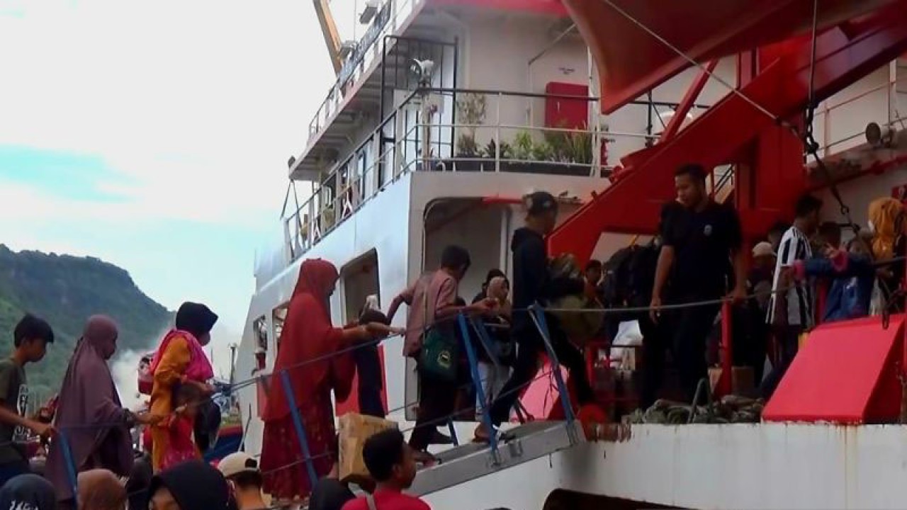 Pemudik naik ke KM Sabuk Nusantara 92 di Pelabuhan Tanjung Wangi, Banyuwangi. Senin (10/4/2023) ANTARA/Novi Husdinariyanto