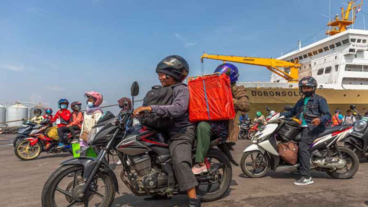 Sejumlah peserta Program Mudik Gratis Sepeda Motor Naik Kapal Laut KM Dobonsolo asal Tanjung Priok, Jakarta, bersiap melanjutkan perjalanan setibanya di dermaga Terminal Penumpang Tanjung Emas Semarang, Jawa Tengah, Minggu (16/4/2023). KM Dobonsolo yang dioperasikan PT PELNI dan mendapat penugasan dari Kementerian Perhubungan dalam program tersebut tiba dengan pemudik sebanyak 1.145 orang dan 479 unit sepeda motor untuk pulang kampung ke sejumlah wilayah di Jawa Tengah. ANTARA FOTO/Aji Styawan/rwa.