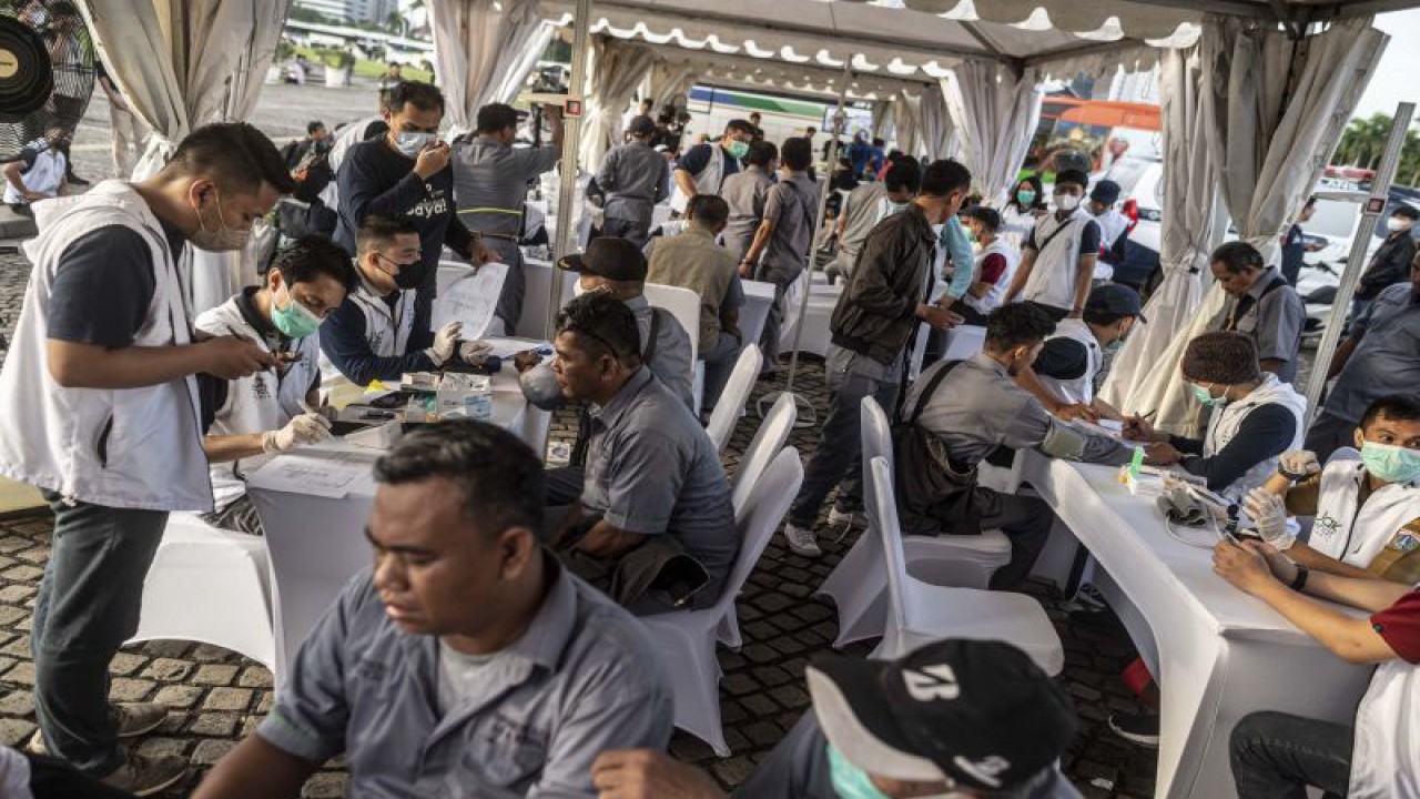 Sejumlah sopir bus mengikuti pemeriksaan kesehatan dalam program Mudik Gratis DKI Jakarta 2023/1444 H di kawasan Monumen Nasional (Monas), Jakarta, Senin (17/4/2023). ANTARA FOTO/Aprillio Akbar/aww.