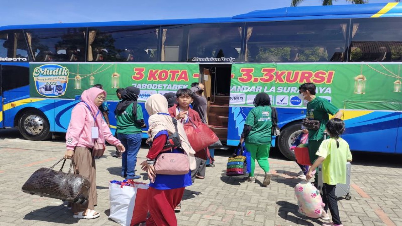 Masyarakat sedang menuju buss untuk ikut mudik gratis yang digelar oleh Indomart. Bandarlampung, Selasa, (18/4/2023). (ANTARA/Dian Hadiyatna)