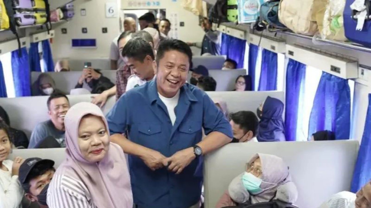 Gubernur Sumatera Selatan Herman Deru menyapa para pemudik Lebaran Idul fitri 2023 gratis yang diberangkatkan secara gratis menggunakan Kereta Api di Stasiun Kertapati Palembang, Sumatera Selatan, Rabu (19/4/2023) (FOTO ANTARA/HO-Humas Pemprov Sumsel)