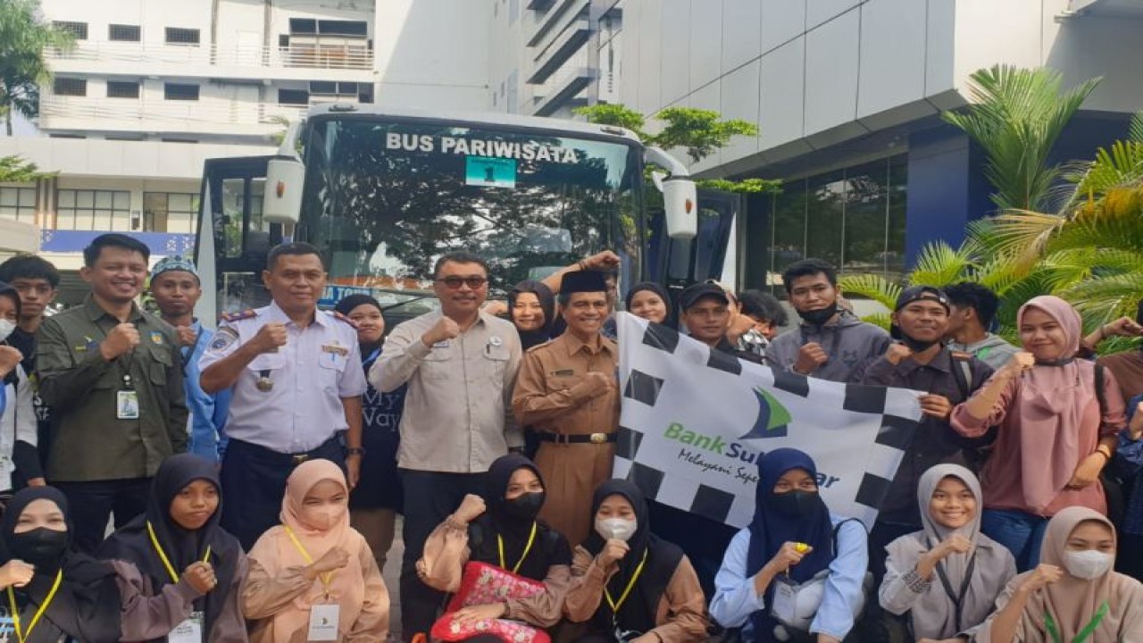 Wakil Bupati Selayar Saiful Arif (tengah) berfoto bersama peserta program mudik gratis di Kot (ANTARA/HO-Pemkab Selayar)