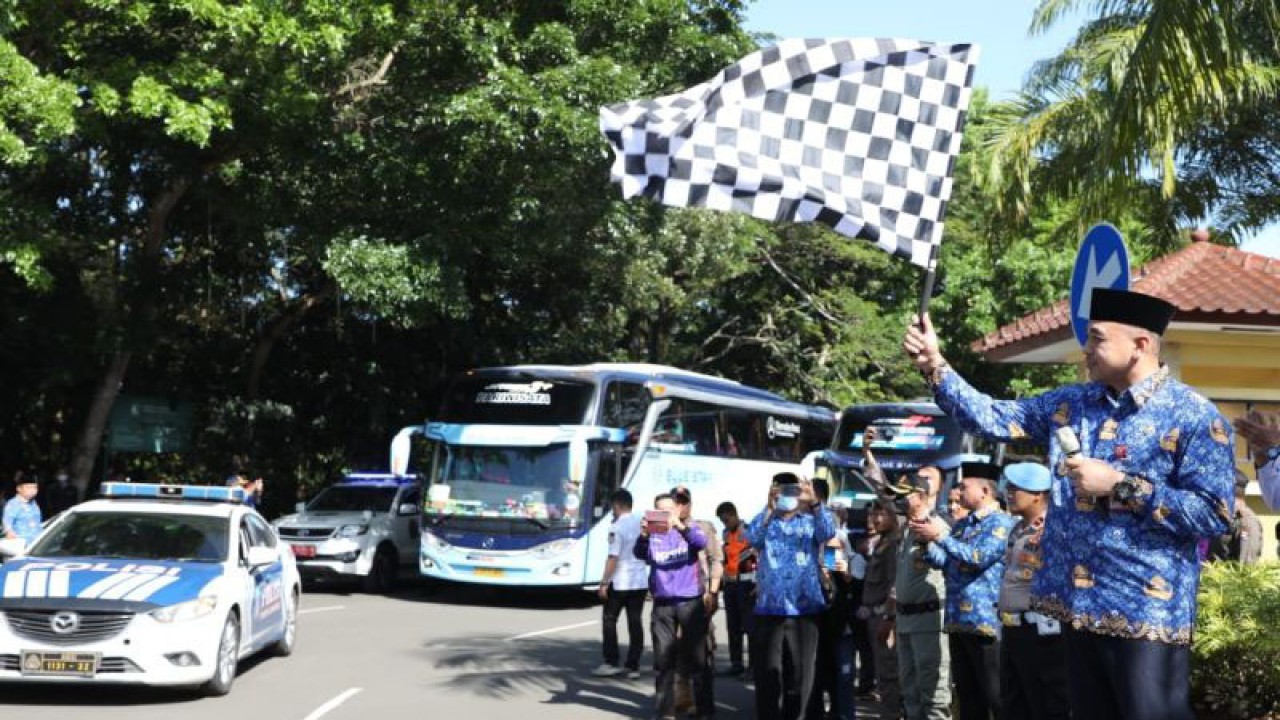 Bupati Tangerang Ahmed Zaki Iskandar saat melepas peserta mudik gratis di Peusoemkab Tangerang, Senin. (HO/Pemkab Tangerang)