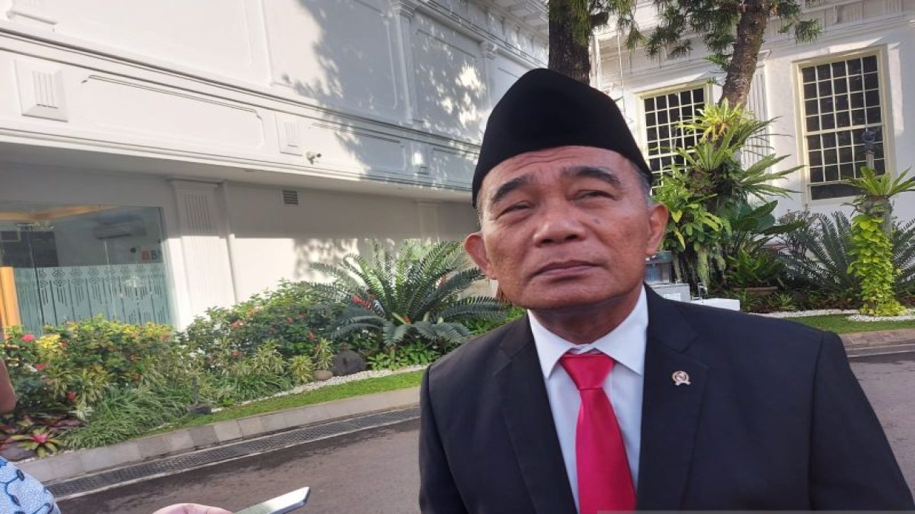 Menteri Koordinator bidang Pembangunan Manusia dan Kebudayaan (PMK) Muhadjir Effendy saat ditemui di Kompleks Istana Kepresidenan Jakarta, Senin (3/4/2023) (ANTARA/Mentari Dwi Gayati)