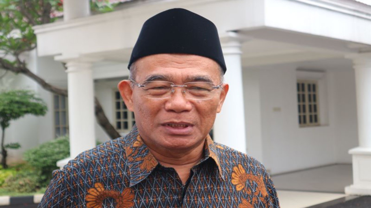 Menteri Koordinator Bidang Pembangunan Manusia dan Kebudayaan (Menko PMK) Muhadjir Effendy di Istana Wakil Presiden Jakarta pada Rabu (26/4/2023). (ANTARA/Desca Lidya Natalia)