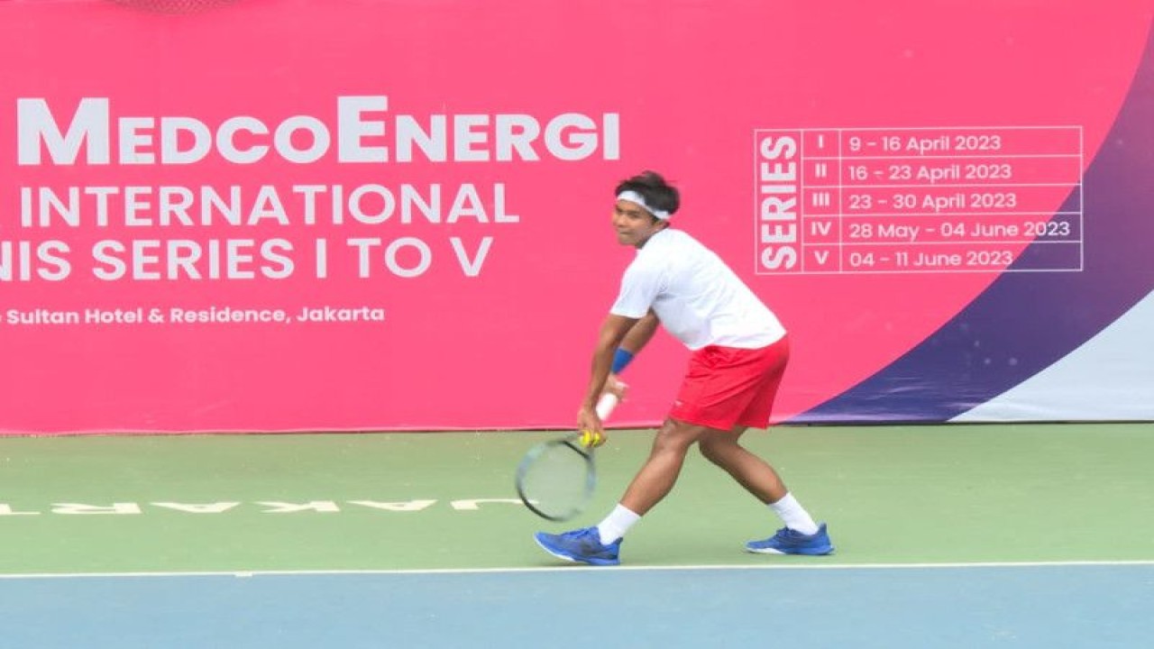 Petenis Indonesia Muhamad Rifqi Fitriadi beraksi dalam BNI-MedcoEnergi International Tennis M25K Seri III di lapangan tenis Hotel Sultan, Jakarta, Jumat (28/4/2023). (ANTARA/HO)