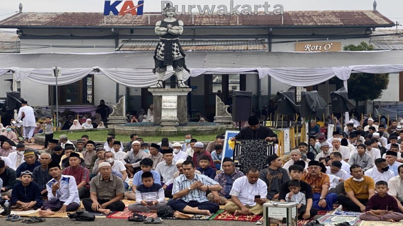 Jamaah Muhammadiyah nampak memenuhi lapangan parkir Stasiun KAI Purwakarta untuk melaksanakan Sholat Ied pada Jumat (21/4/2023). (ANTARA/Hreeloita Dharma Shanti)