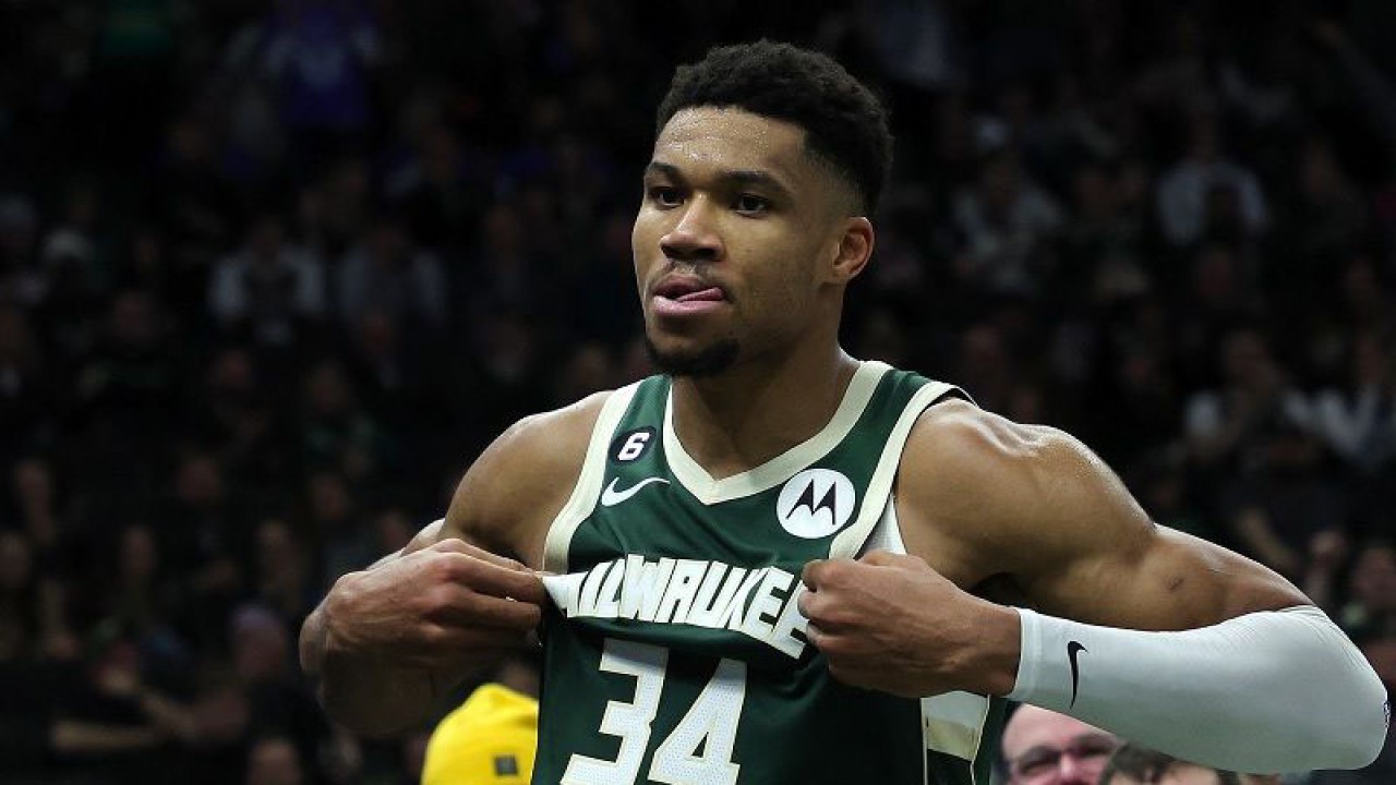 Bintang Milwaukee Bucks Giannis Antetokounmpo berselebrasi seusai mencetak angka melawan Washington Wizards dalam gim lanjutan NBA di Fiserv Forum, Wisconsin, Amerika Serikat, Selasa (3/1/2023) waktu setempat. (ANTARA/AFP/GETTY IMAGES/Stacy Revere)