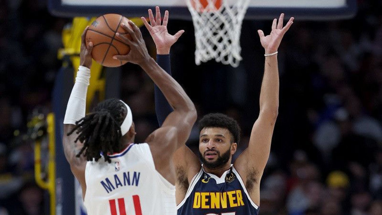 Bintang Denver Nuggets Jamal Murray (kanan) mengawal ketat pergerakan pebasket Los Angeles Clippers Terance Mann yang tengah menguasai bola dalam gim lanjutan NBA di Ball Center, Colorado, Amerika Serikat, Kamis (5/1/2023) waktu setempat. (ANTARA/AFP/GETTY IMAGES/Matthew Stockman)