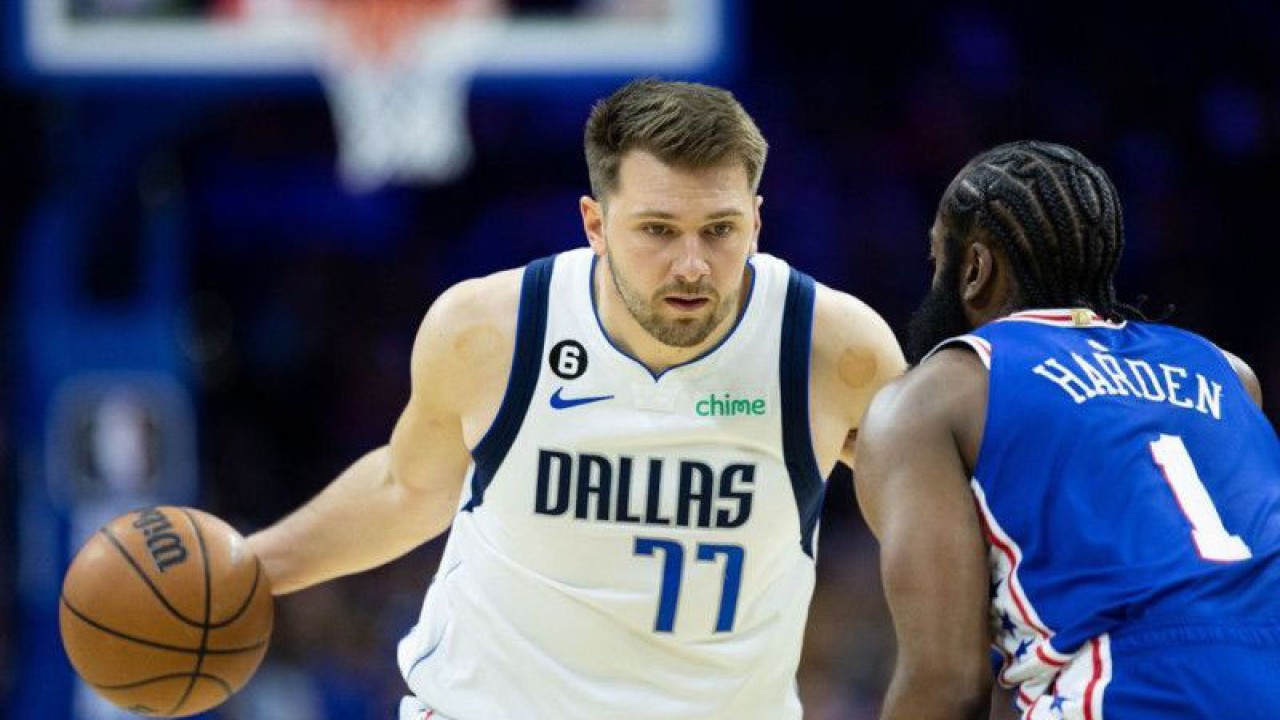 Pebasket Dallas Mavericks Luka Doncic (77) mencoba melewati hadangan pebasket Philadelphia 76ers James Harden (1) dalam pertandingan NBA di Wells Fargo Center, Philadelphia, Pennsylvania, AS (29/3/2023). ANTARA FOTO/Bill Streicher-USA TODAY Sports via Reuters/tom.