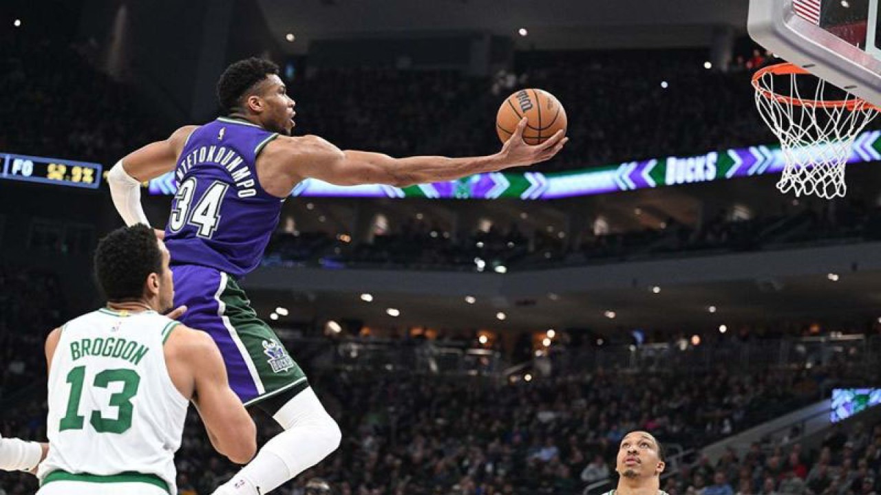 Pebasket Milwaukee Bucks Giannis Antetokounmpo (34) memasukkan bola yang dihadang pebasket Boston Celtics Malcolm Brogdon (13)​​​​​​​ dalam pertandingan lanjutan NBA di Fiserv Forum, Milwaukee, Wisconsin, Amerika Serikat, Jumat (31/3/2023). Boston Cletics menang atas Milwaukee Bucks 140-99​​​​​​​. ANTARA FOTO/USA TODAY Sports via Reuters/Michael McLoone​​​​​​​/nym.