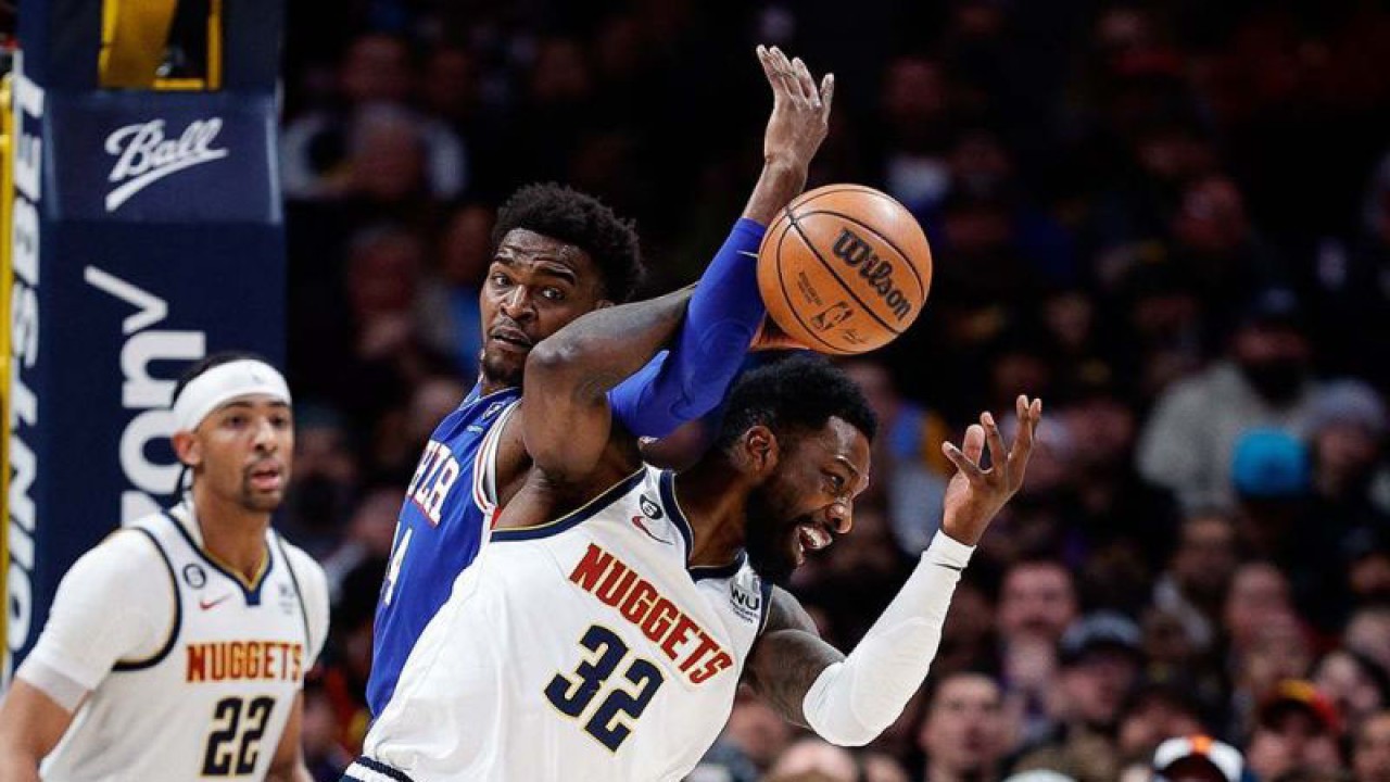 Pebasket Philadelphia 76ers Paul Reed (44) berebut bola dengan pebasket Denver Nuggets Jeff Green (32) dalam pertandingan lanjutan NBA di Ball Arena​​​​​​​, Denver, Colorado, Amerika Serikat, Selasa (28/3/2023). Philadelphia 76ers kalah di kandang Denver Nuggets​​​​​​​ dengan skor 111-116. ANTARA FOTO/USA TODAY Sports via Reuters/Isaiah J. Downing​​​​​​​/nym.