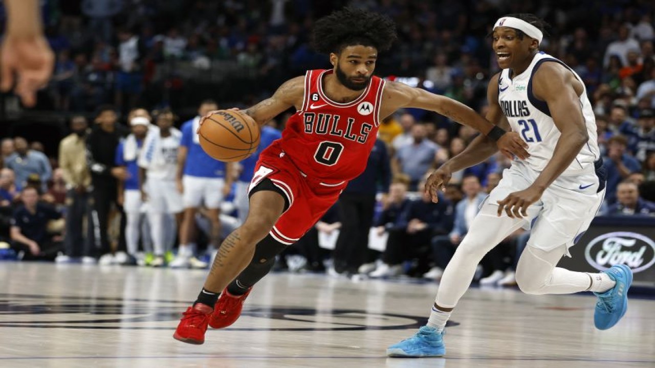 Pebasket Chicago Bulls Coby White (kiri) mencoba melewati hadangan pebasket Dallas Mavericks Frank Ntilikina (kanan) saat pertandingan NBA kedua tim di American Airlines Center Dallas, Texas, Jumat (7/4/2023) waktu setempat. (Getty Images via AFP/TIM HEITMAN)