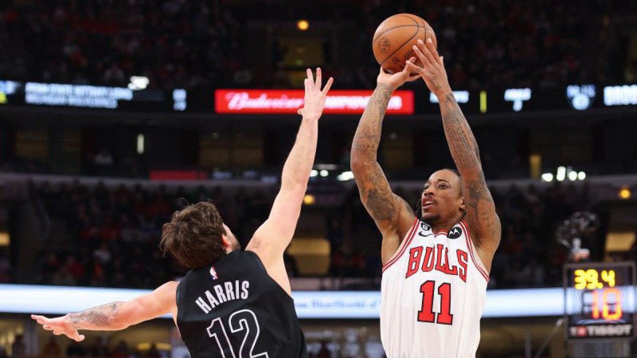 Foto arsip - Bintang Chicago Bulls DeMar DeRozan (kanan) melepaskan tembakan di hadapan pemain Brooklyn Nets Joe Harris dalam gim lanjutan NBA di United Center, Illinois, Amerika Serikat, Rabu (4/1/2023) waktu setempat. (ANTARA/AFP/GETTY IMAGES/Michael Reaves)
