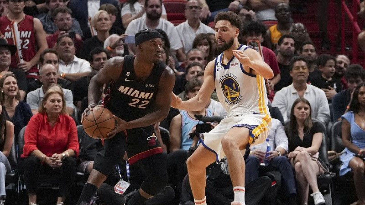 Arsip - Bintang Miami Heat Jimmy Butler (kiri) berusaha menjauhkan bola dari jangkauan pemain Golden State Warriors Klay Thompson dalam lanjutan NBA di FTX Arena, Florida, Amerika Serikat, Selasa (1/11/2022) waktu setempat. (ANTARA/AFP/GETTY IMAGES/Eric Espada)
