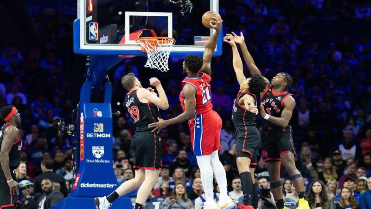 Pebasket Philadelphia 76ers Joel Embiid (21) berupaya memasukkan bola ke keranjang yang dihalangi tiga pebasket Toronto Raptors Scottie Barnes (4), O.G. Anunoby (3), dan Jakob Poeltl (19) dalam pertandingan NBA di Wells Fargo Center, Philadelphia, Pennsylvania, AS (31/3/2023). ANTARA FOTO/Bill Streicher-USA TODAY Sports via Reuters/tom.