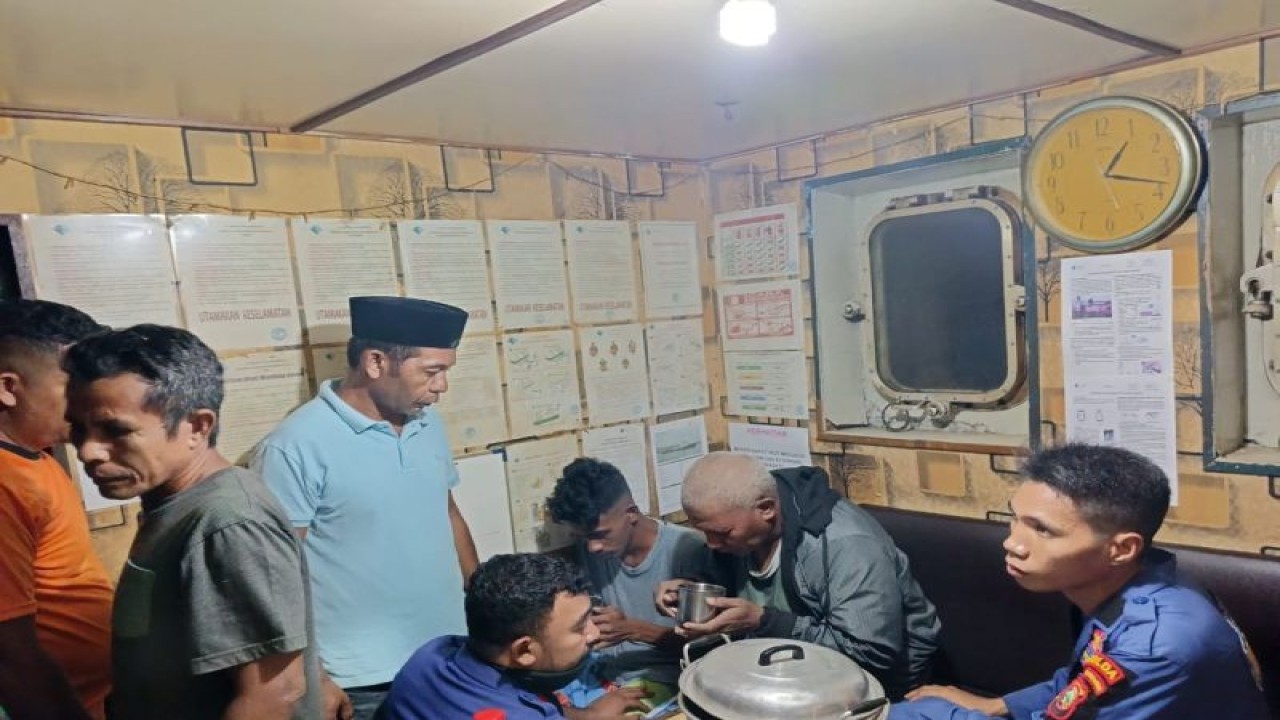 Dua nelayan Said Sampulawah (23) asal Desa Larike Kecamatan Laituh Barat kabupaten Maluku dan Hamid Salamah (47) asal kelurahan Topo Tidore Kepulauan (Tikep) berhasil ditemukan selamat setelah 14 jam terombang-ambing di perairan Weda, Kabupaten Halmahera Tengah, Senin (3/4/2023). ANTARA/Abdul Fatah (Abdul Fatah)