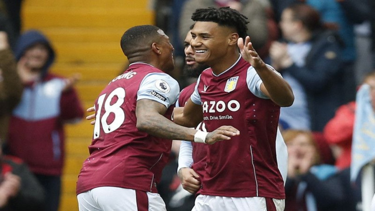 Selebrasi Ollie Watkins (kanan) melakukan selebrasi dengan Asley Young setelah mencetak gol kedua untuk Aston Villa dalam pertandingan Liga Premier Inggris lawan Newcastle United di Villa Park, Birmingham pada 15 April 2023. ANTARA/Reuters/CRAIG BROUGH