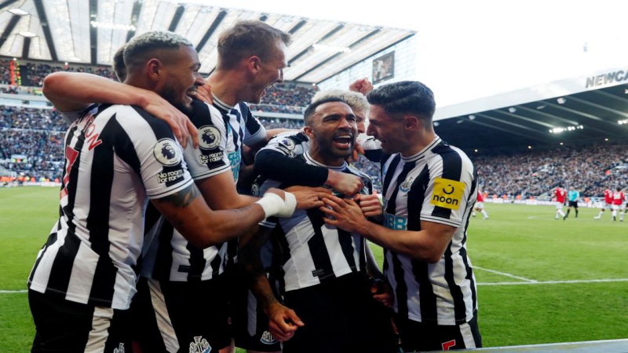 Selebrasi Callum Wilson (tengah) dengan rekan setimnya setelah mencetak gol kedua Newcastle United dalam pertandingan Liga Premier Ingggris melawan Manchester United di St James' Park pada 2 April 2023. ANTARA/Reuters/LEE SMITH