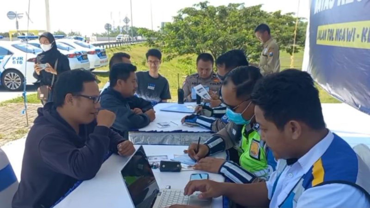 Petugas gabungan sedang melakukan penindakan tilang pada pelanggar lalu lintas dalam operasi batas kecepatan maksimal dan minimal di ruas Tol Ngawi-Kertosono, Rabu (5/4/2023). ANTARA/Louis Rika
